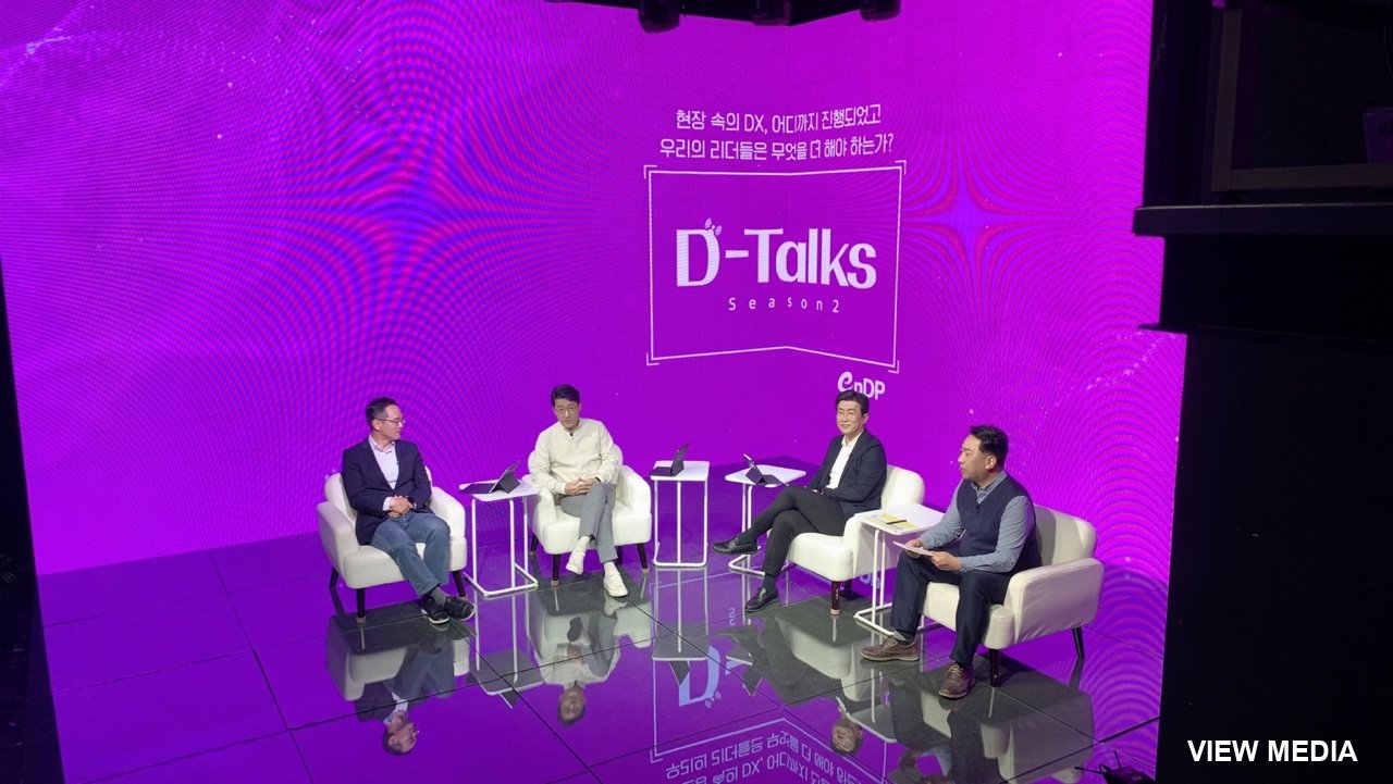 의자와 사람이 바닥에 그대로 비칩니다