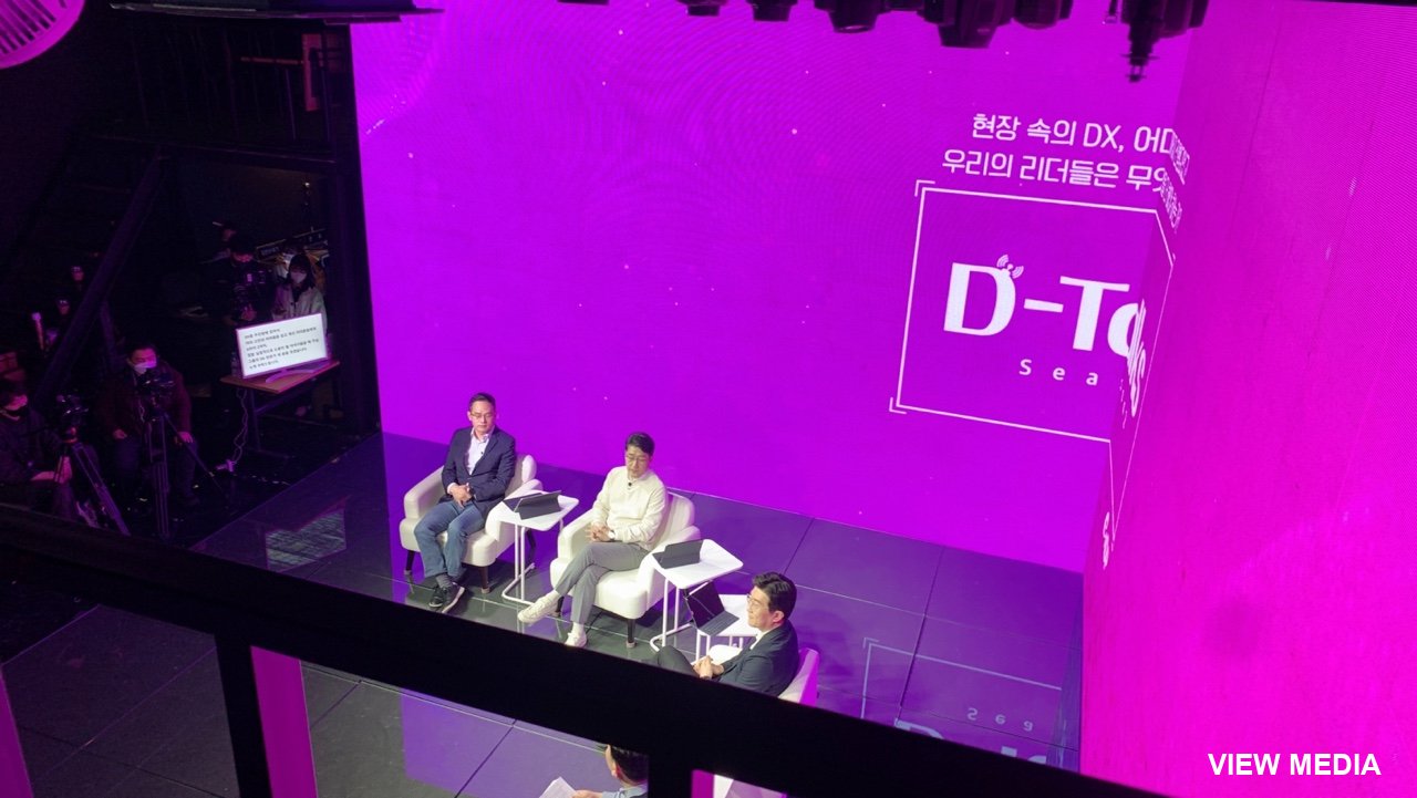 패널 격자가 선명히 보이는 각도