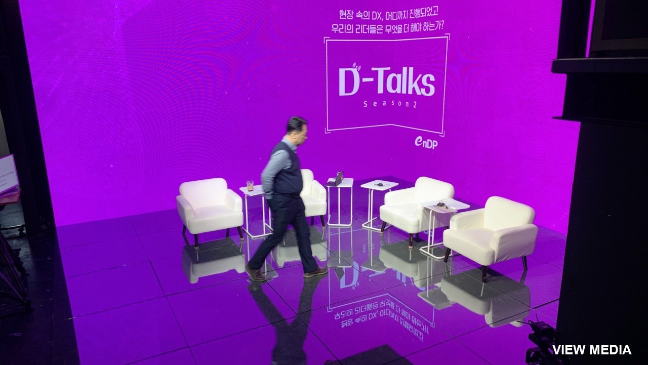 대형 벽면 LED와 바닥이 이어진 세트