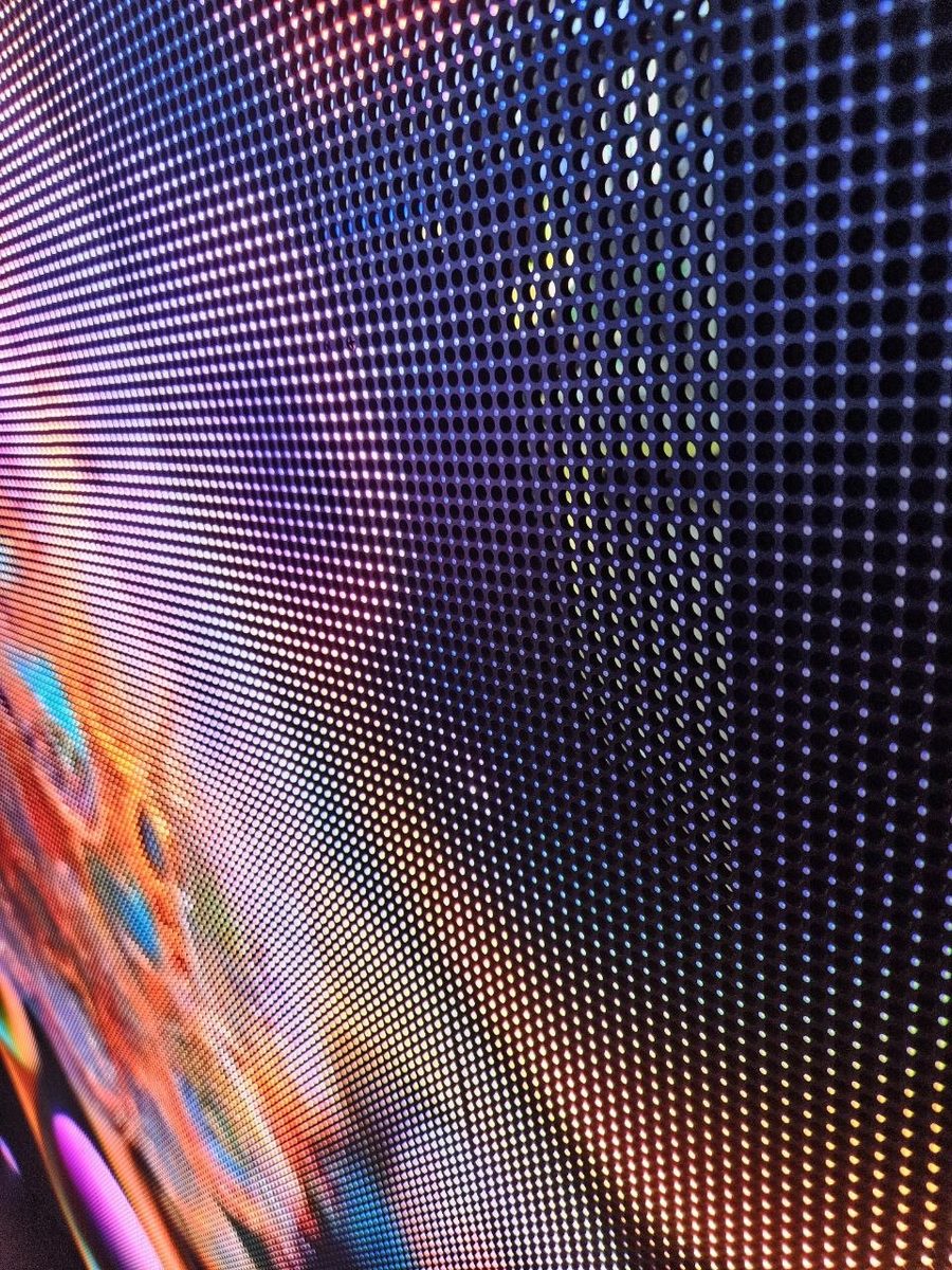 투명 LED 곡면에 풀컬러 콘텐츠가 재생되는 모습