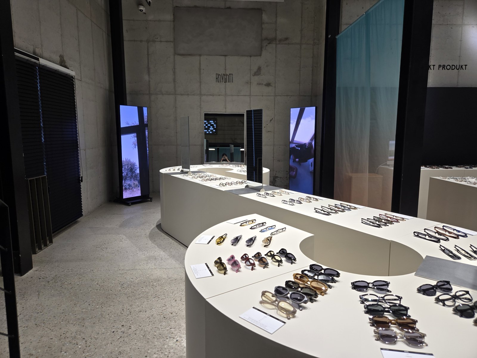 Showroom thương hiệu kính mắt — đặt cạnh nhau, mỗi màn một mẫu