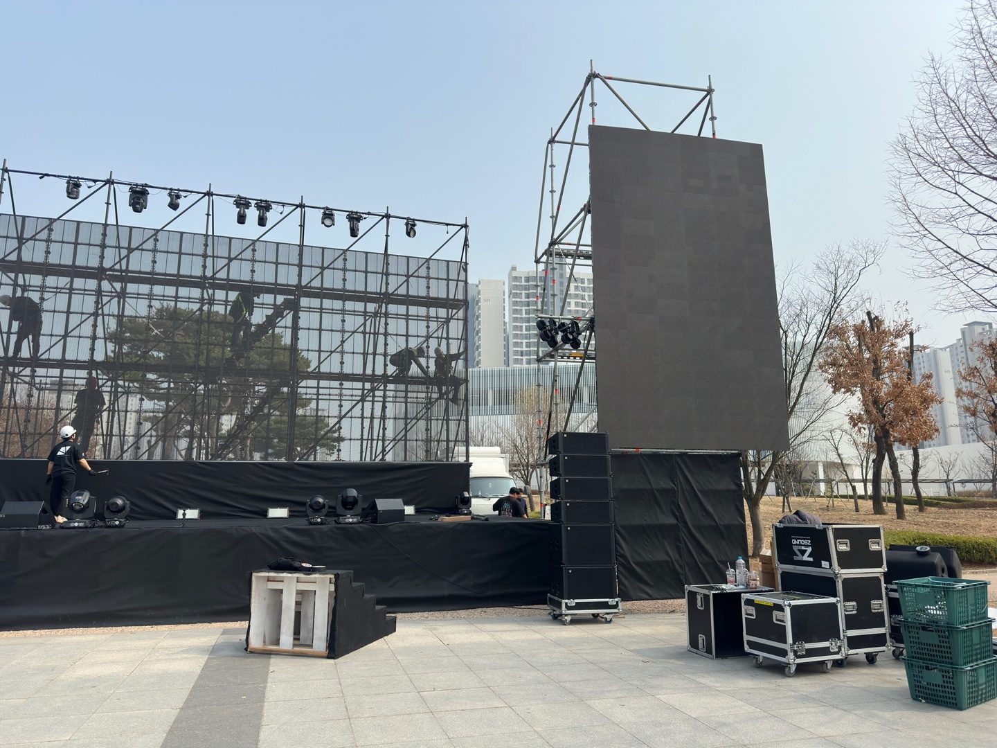 Silver side towers, black centre — 2026 Gimpo Citizens' Day
