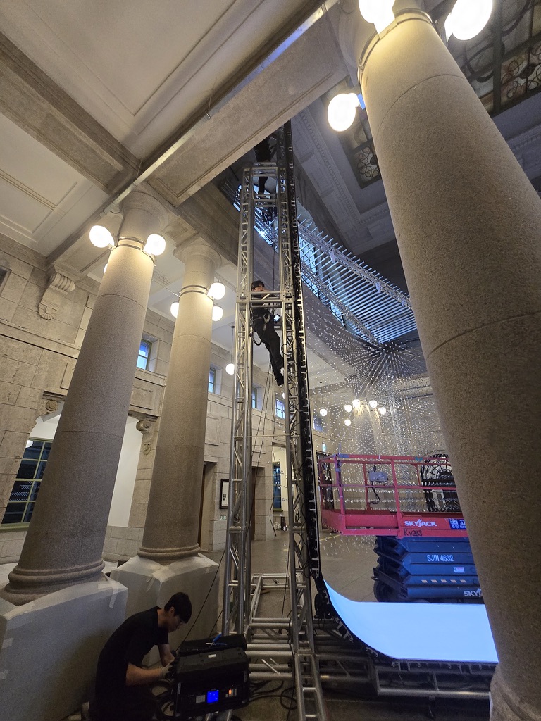 Truss back · twin tower