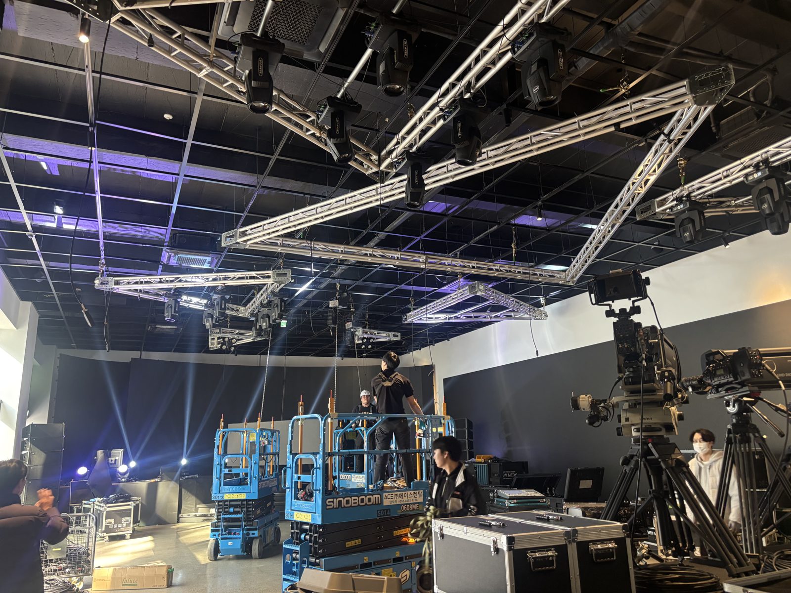 Rigging the ceiling truss — lift work in progress