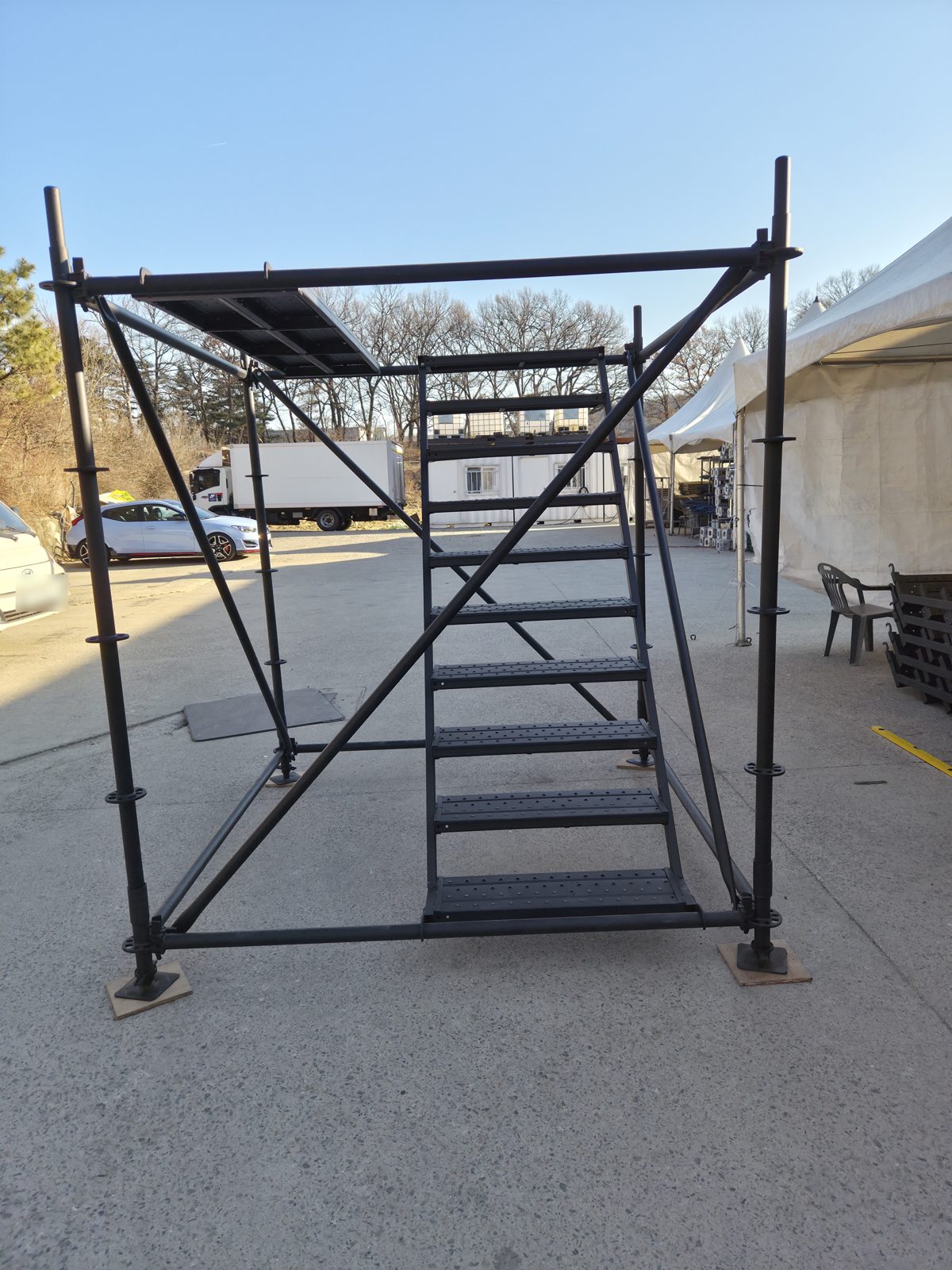 One black bay with a stair — warehouse sample build
